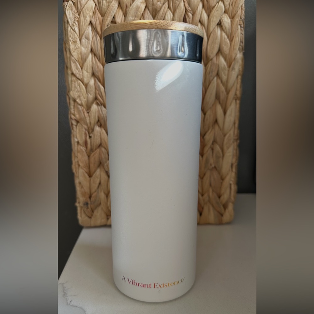 Sleek White Kroma Shaker